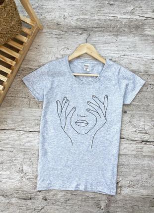 Жіноча меланжева футболка з принтом "Руки на обличчі"