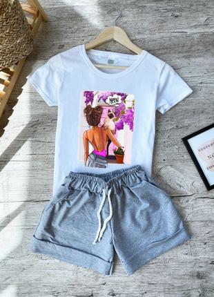 Женский летний комплект белая футболка с принтом "" и серые шорты