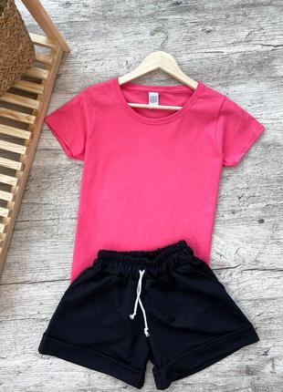 Женский летний комплект розовая футболка и чёрные шорты