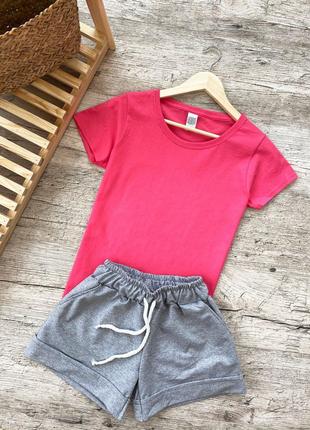 Женский летний комплект розовая футболка и серые шорты