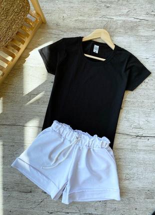 Женский летний комплект чёрная футболка и белые шорты