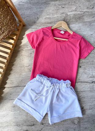 Женский летний комплект розовая футболка и белые шорты
