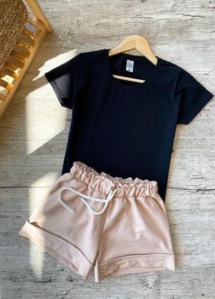Женский летний комплект чёрная футболка и бежевые шорты