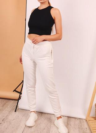 Женский летний комплект чёрный базовый топ и белые штаны