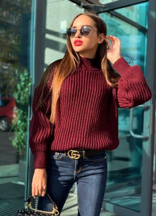 Женский бордовый объемный свитер крупной вязки