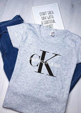Женская серая футболка с принтом "Calvin Klein Jeans"