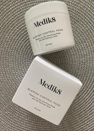 Відлущуючі серветки-спонжі для шкіри medik8 blemish control pads