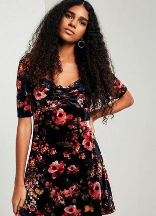 Оксамитова коротка сукня з квітковим принтом від urban outfitters
