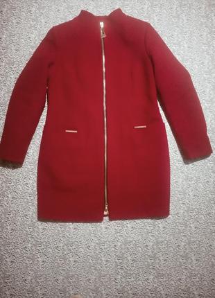 Пальто классического красного цвета 50 р-р