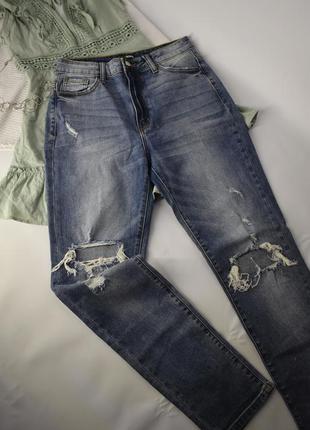 Стильные джинсы fashion nova с рванками