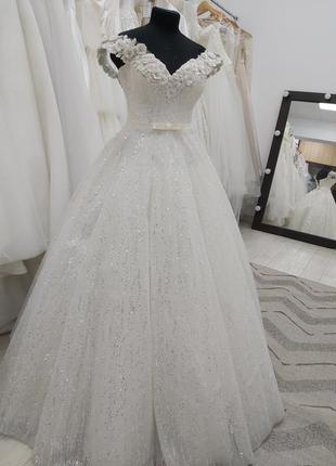Новое свадебное платье. блестящее свадебное платье. свадебное ...