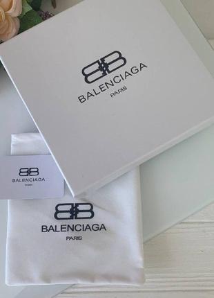 Подарочная упаковка в стиле balenciaga