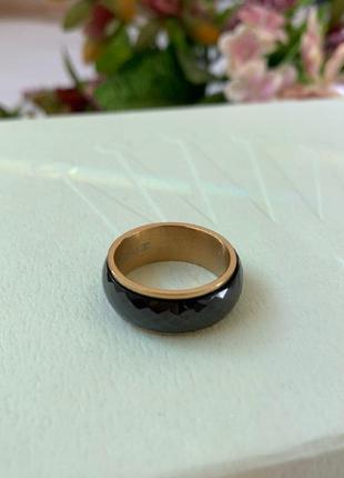 Брендовое кольцо черное с золотым