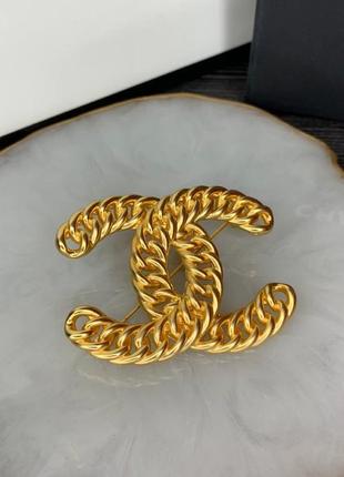 Плетеная брендовая брошь логотип в лимонном золоте