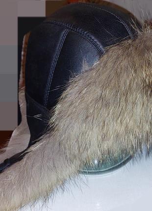 Модная мужская шапка-ушанка из кожи с мехом енота.