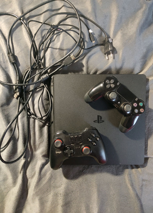 Приставка Sony Playstation 4 б/у з оплаченим на рік акаунтом