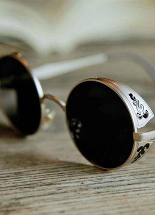 Екстравагантні круглі окуляри зі шорами в металевій оправі