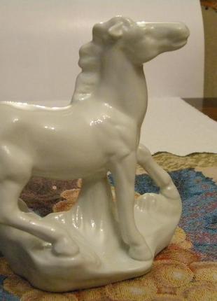 Старинная статуэтка лошадка лошадь конь фарфор германия )