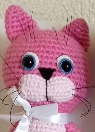 Вязанная мягкая игрушка кошка розовая (высота 52 см, пряжа: ак...