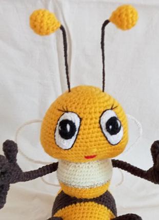 Вязанная мягкая игрушка пчёлка (высота 17 см, пряжа: акрил, на...