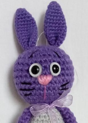 Вязанная мягкая игрушка заяц фіолетовий в свитере (высота 17 с...