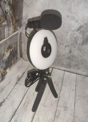 Веб-камера с кольцевой подсветкой и профессиональным микрофоном