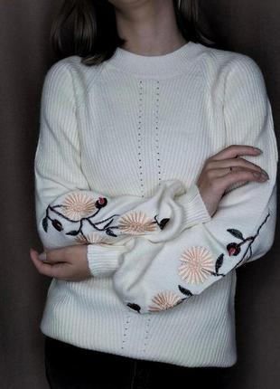 Теплий жіночий светр з вишивкою
