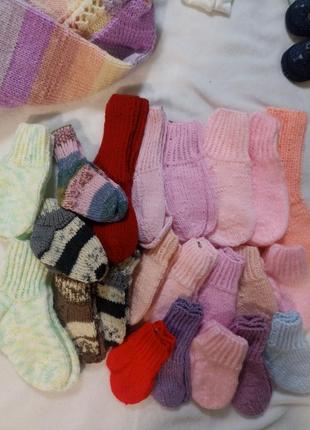 Вязаные детские носки, носки разного размера.