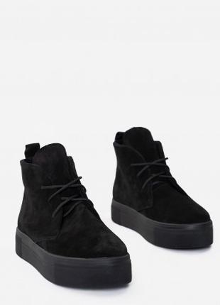 Чорні замшеві черевики зі шнурівкою