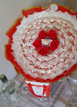Букет із цукерок  Raffaello та мильних троянд