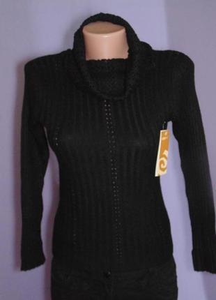 Чорний светр з коміром ажурним