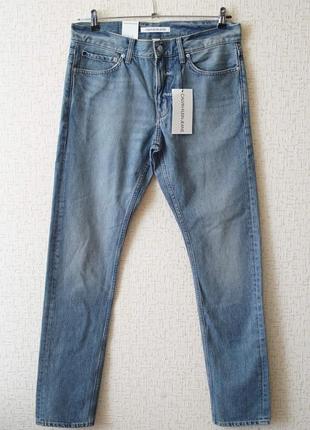 Мужские джинсы calvin klein голубого цвета.