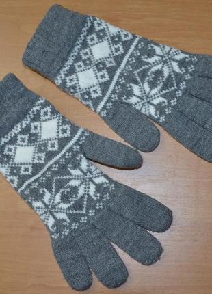 Симпатичные женские вязаные перчатки.