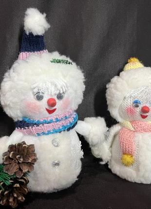 Пара снеговиков снеговики настольные в шапках