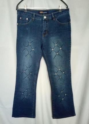 Стильные стрейчевые джинсы со стразами