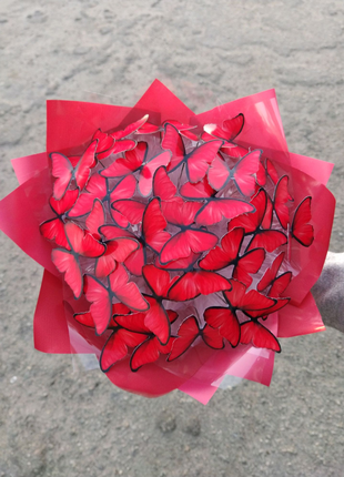 Червоний букетик з метеликів
