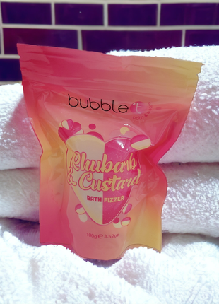 Бомбочка для ванни bubble t rhubarb & custard bath fizzer