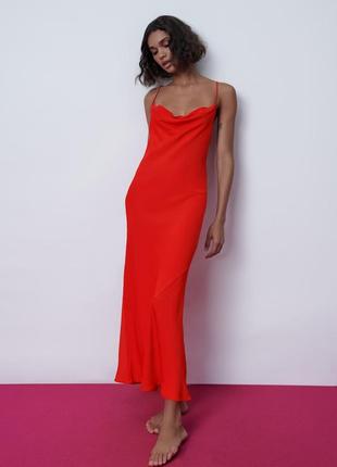 Платье-комбинация в бельевом стиле красное