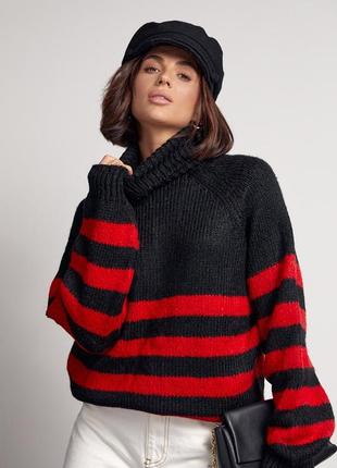 Вязаный женский свитер в полоску с высокой горловиной красный