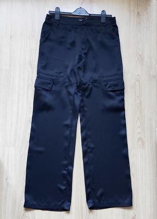 Широкие атласные брюки карго с карманами