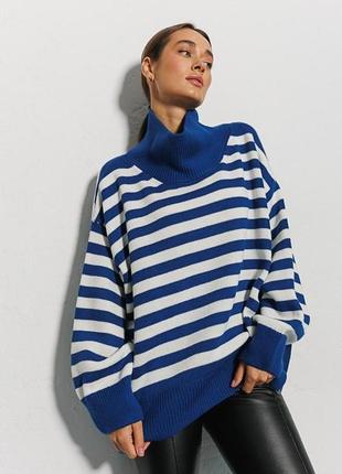 Женский вязаный удлиненный свитер в полоску