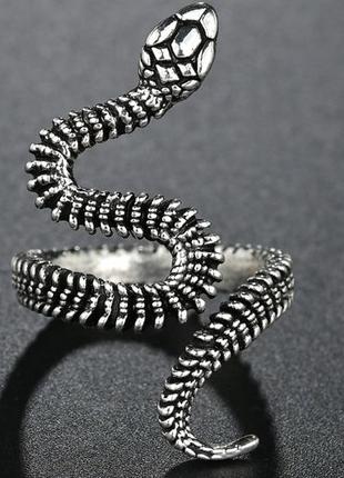Кольцо в форме серебряной шипастой змеи символ - смерть и возр...