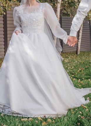Весільна сукня, без фати з шлейфом