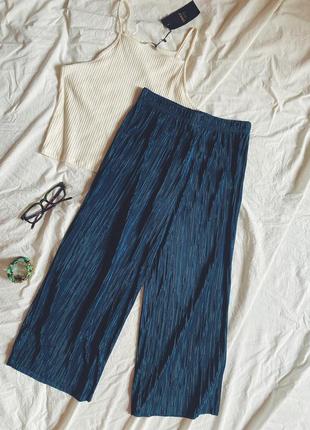 Тонкие широкие брюки ( короткие) на резинке