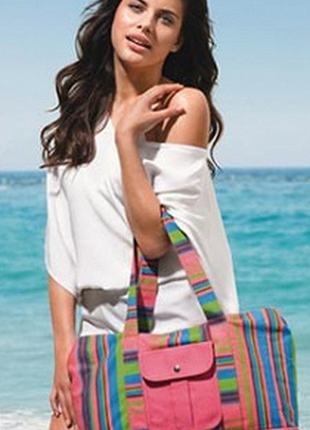 Яркая полосатая сумка для веселого пляжного отдыха с отделением