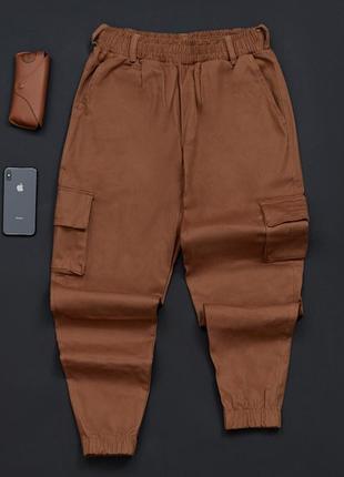 Современные удобные брюки карго.
