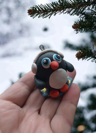 Іграшка з полімерної глини пінгвін у навушниках