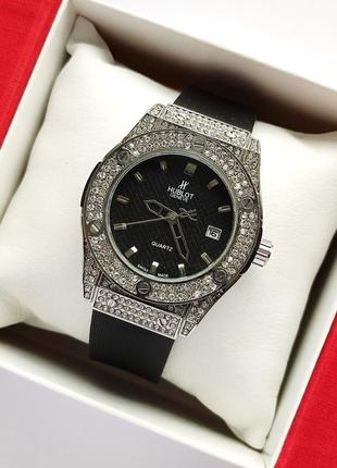 Серебристые женские часы с черным циферблатом, на каучуковом р...