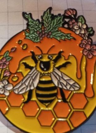 Круглая брошь брошка значок пин пчела пчелка желтая соты мед ц...
