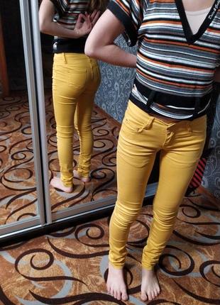 Суперские апельсиновые стрейчевые джинсы